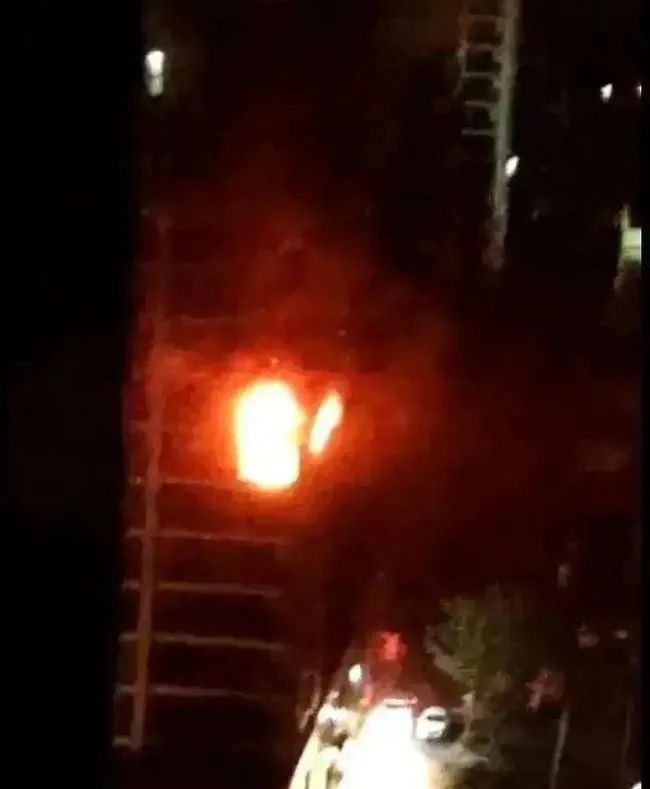 心痛！電動(dòng)車又起火！2人高層逃生時(shí)跳樓身亡